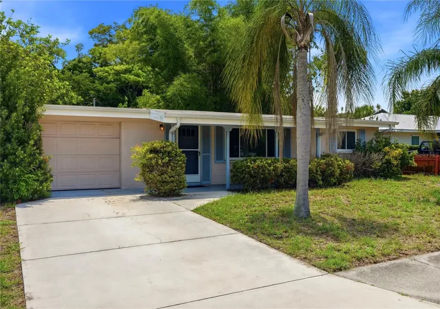 Photo 2 of Sale Pending at 5123 20th Street W, Bradenton, FL 34207 | MLS# TB8534087 | Listing updated on 2026-08-04