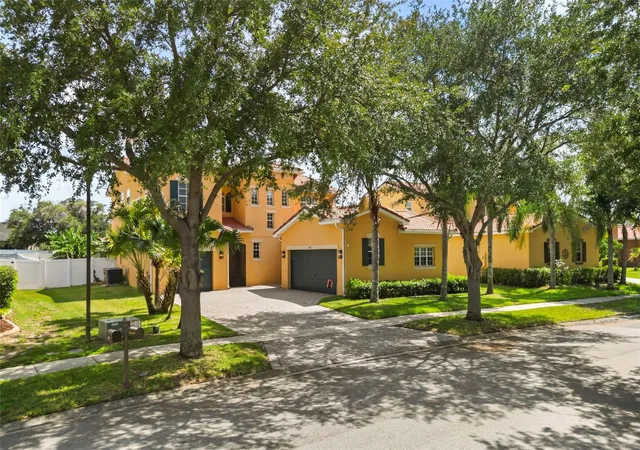 Photo 3 of Single family home for sale at 3827 Golden Knot Dr, Kissimmee, FL 34746 | MLS# S5154671 | Listing updated on 2026-09-17
