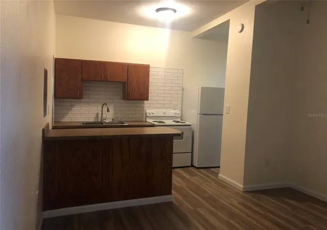 Photo 4 of House for sale at 161 W 2nd Avenue, Pierson, FL 32180 | MLS# V4950481 | Listing updated on 2026-09-23