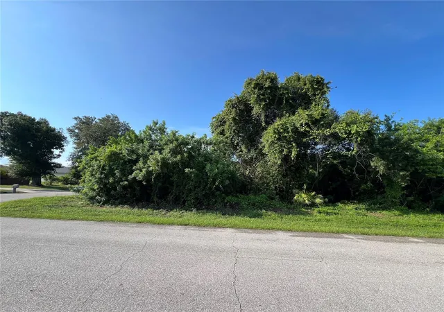 Photo 2 of Sale Pending at 3239 Manhattan St, Port Charlotte, FL 33952 | MLS# C7529010 | Listing updated on 2026-08-21