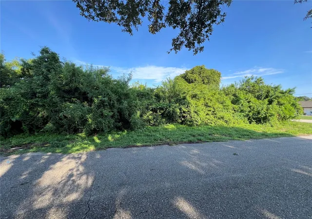 Photo 4 of Sale Pending at 3239 Manhattan St, Port Charlotte, FL 33952 | MLS# C7529010 | Listing updated on 2026-08-21