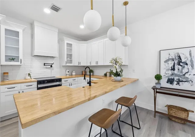 Photo 4 of Townhouse for sale at 2138 W Nassau St #3, Tampa, FL 33607 | MLS# TB8534383 | Listing updated on 2026-10-04
