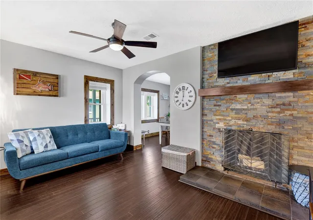 5th image of 302 S Palm Ave, Howey In The Hills, FL 34737 | MLS# O6429552
