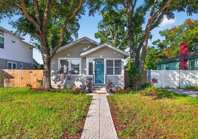 Photo 2 of Single family home for sale at 4624 Iris St N, Saint Petersburg, FL 33714 | MLS# TB8534442 | Listing updated on 2026-08-04