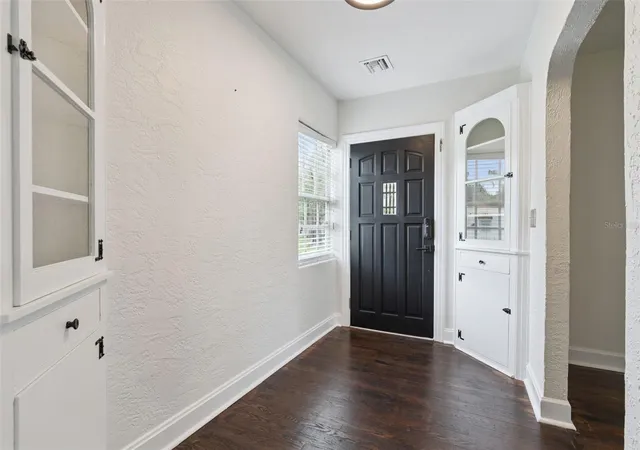 Photo 3 of Single family home for sale at 207 S Summerlin Ave, Sanford, FL 32771 | MLS# O6429592 | Listing updated on 2026-08-30