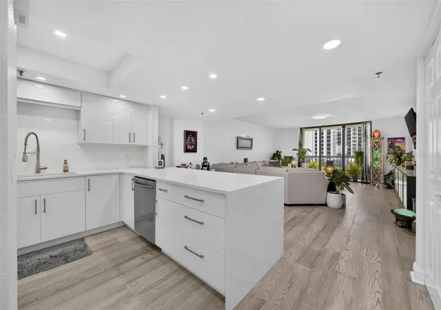 Photo 2 of Condo for sale at 530 E Central Blvd #803, Orlando, FL 32801 | MLS# O6429601 | Listing updated on 2026-08-25