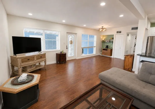 Photo 3 of Single family home for sale at 1004 Dartmouth Dr, Bradenton, FL 34207 | MLS# A4701655 | Listing updated on 2026-10-01