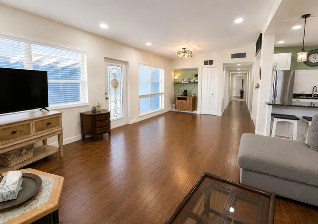 Photo 4 of Single family home for sale at 1004 Dartmouth Dr, Bradenton, FL 34207 | MLS# A4701655 | Listing updated on 2026-10-01