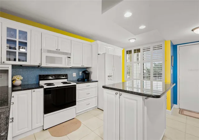 5th image of 9525 Blind Pass Rd #206, St Petersburg, FL 33706 | MLS# TB8534513