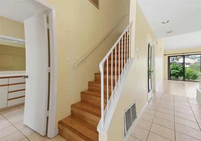 Listing Photo 5 - Condo for sale in building located at 3813 Fishing Trl, SARASOTA, FL 34235 - Unit #62