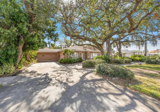 Photo 1 of Single family home for sale at 215 Snell Isle Blvd Ne, Saint Petersburg, FL 33704 | MLS# TB8534567 | Listing updated on 2026-09-02