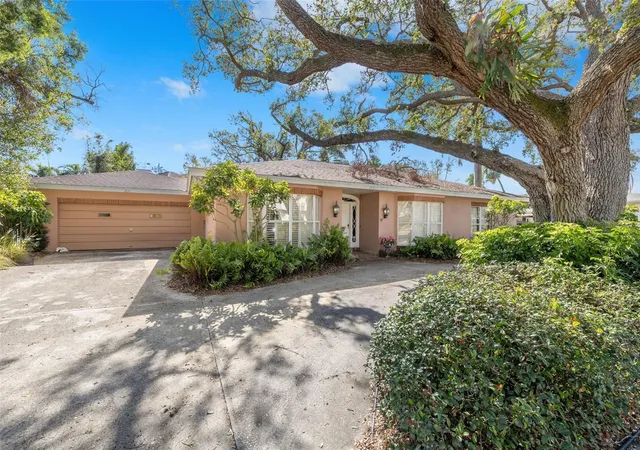 Photo 3 of Single family home for sale at 215 Snell Isle Blvd NE, Saint Petersburg, FL 33704 | MLS# TB8534567 | Listing updated on 2026-09-02