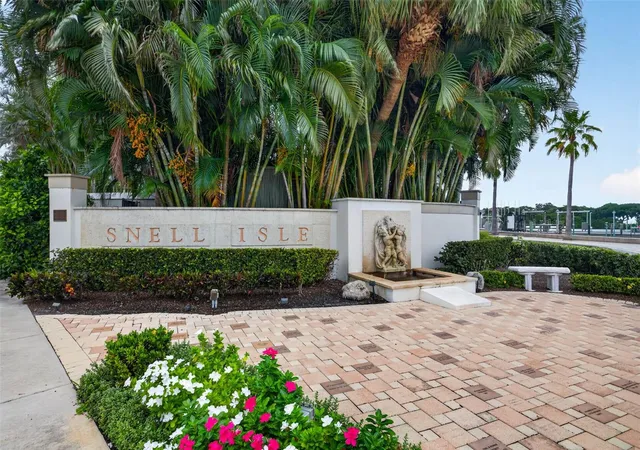 Photo 2 of Single family home for sale at 201 Snell Isle Blvd Ne, Saint Petersburg, FL 33704 | MLS# TB8534568 | Listing updated on 2026-08-29