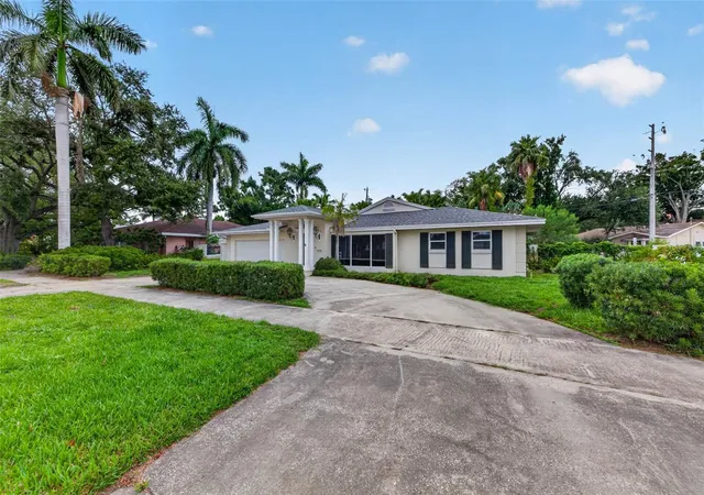 Photo 3 of Single family home for sale at 201 Snell Isle Blvd NE, Saint Petersburg, FL 33704 | MLS# TB8534568 | Listing updated on 2026-08-29