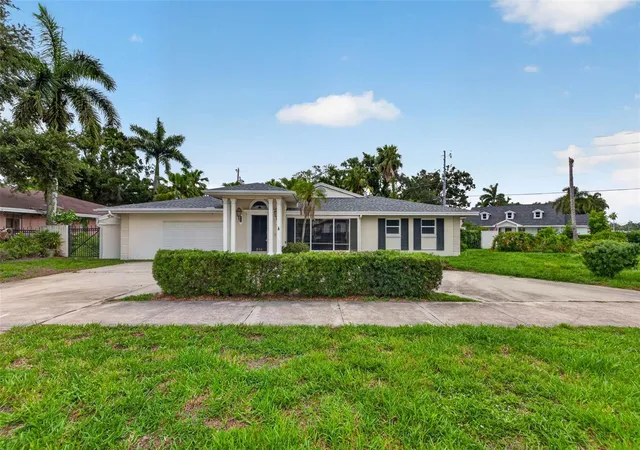 Photo 1 of Single family home for sale at 201 Snell Isle Blvd Ne, Saint Petersburg, FL 33704 | MLS# TB8534568 | Listing updated on 2026-08-29