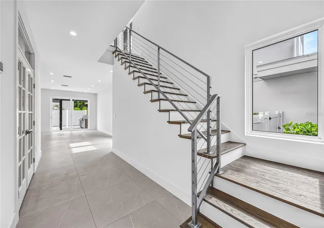 2nd image of 2590 Floyd St, Sarasota, FL 34239 | MLS# A4701670