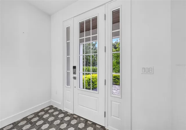 3rd image of 2590 Floyd St, Sarasota, FL 34239 | MLS# A4701670