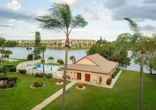 2nd image of 4105 Lake Bayshore Dr, Bradenton, FL 34205 | MLS# A4701683