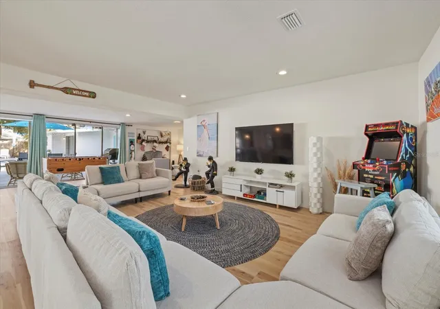 Photo 4 of Single family home for sale at 2069 Bougainvillea St, Sarasota, FL 34239 | MLS# A4701696 | Listing updated on 2026-08-01