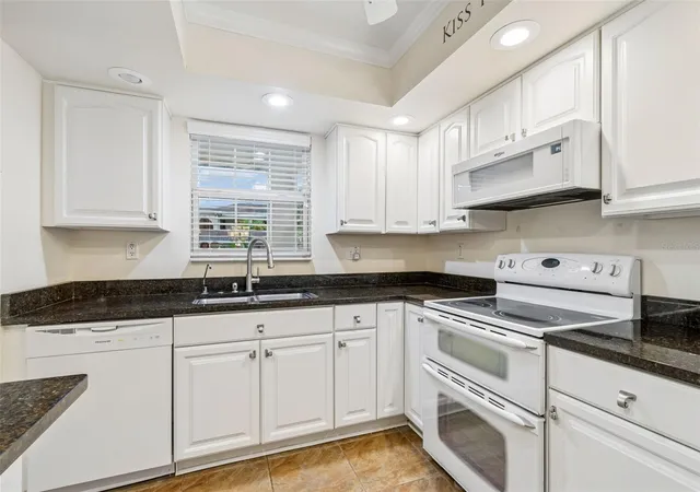 Listing Photo 4 - Condo for sale in building located at 10387 Carrollwood Ln, Tampa, FL 33618 - Unit #303