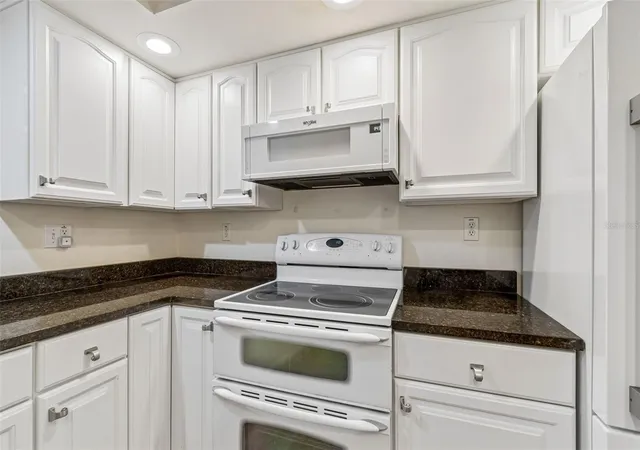 Listing Photo 5 - Condo for sale in building located at 10387 Carrollwood Ln, Tampa, FL 33618 - Unit #303