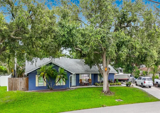 Photo 3 of Single family home for sale at 1953 Rolling Green Cir, Sarasota, FL 34240 | MLS# A4701713 | Listing updated on 2026-08-24