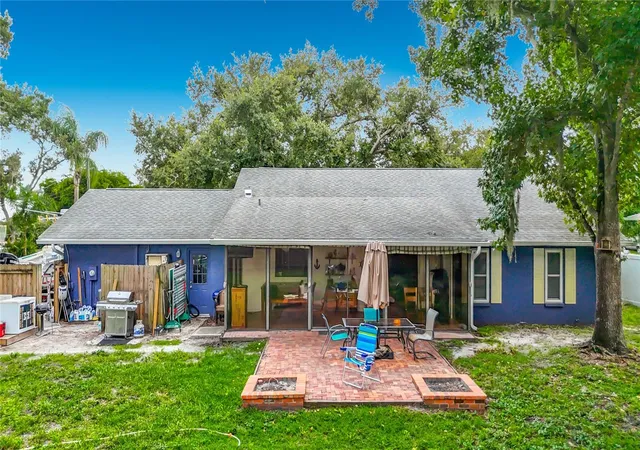 Photo 4 of Single family home for sale at 1953 Rolling Green Cir, Sarasota, FL 34240 | MLS# A4701713 | Listing updated on 2026-08-24