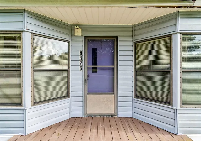 Photo 2 of Manufactured home for sale at 6325 Oakview Ln, Lakeland, FL 33811 | MLS# TB8534735 | Listing updated on 2026-10-10