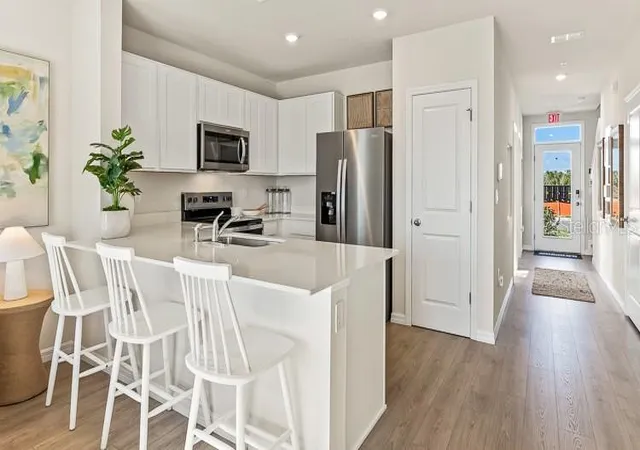 4th image of 4013 Gold Dust Ln, Sarasota, FL 34243 | MLS# A4701757