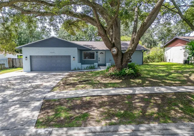 Photo 3 of Single family home for sale at 1229 Oak Valley Dr, Seffner, FL 33584 | MLS# TB8534833 | Listing updated on 2026-09-13
