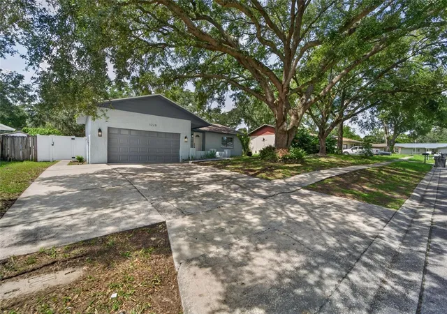 Photo 4 of Single family home for sale at 1229 Oak Valley Dr, Seffner, FL 33584 | MLS# TB8534833 | Listing updated on 2026-09-13