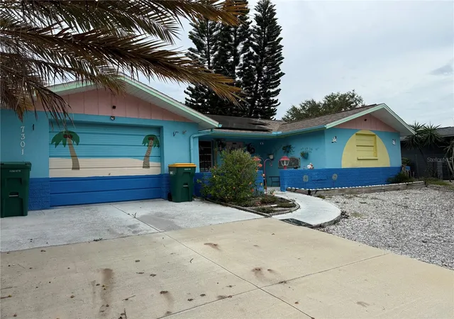 Photo 3 of Single family home for sale at 7301 San Carlos Dr, Port Richey, FL 34668 | MLS# W7888167 | Listing updated on 2026-10-01