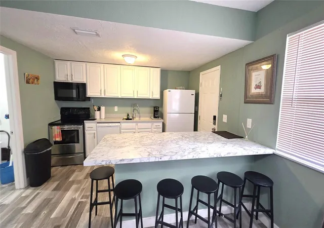 3rd image of 2031 4Th St, Sarasota, FL 34237 | MLS# A4701774
