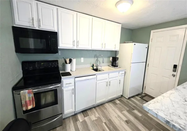 4th image of 2031 4Th St, Sarasota, FL 34237 | MLS# A4701774