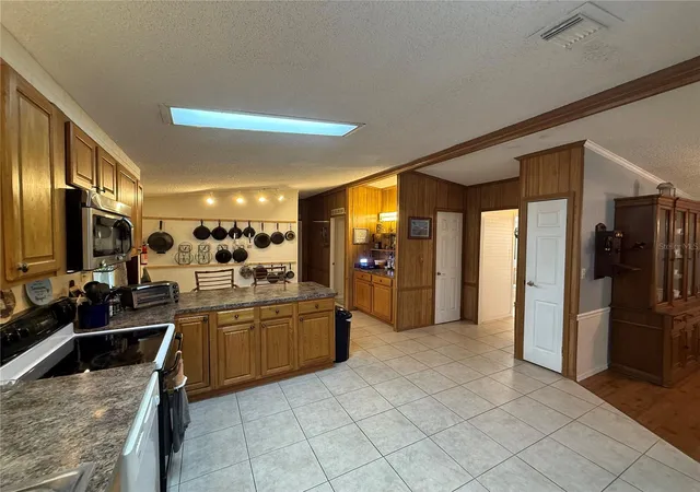Photo 3 of Manufactured home for sale at 802 Robin Ln, Wildwood, FL 34785 | MLS# G5115879 | Listing updated on 2026-08-02