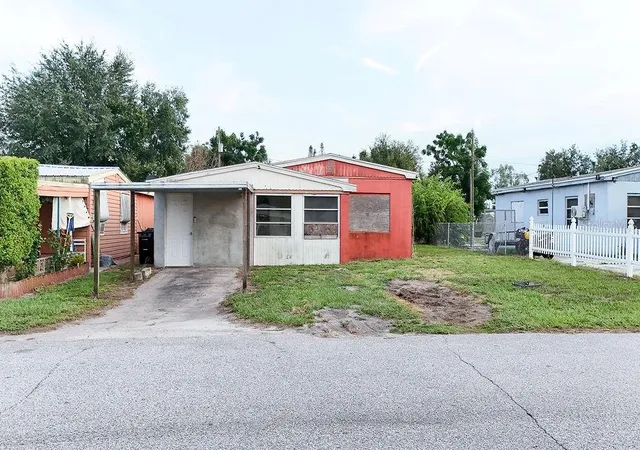 Photo 2 of Single family home for sale at 99 Yale Ave, Frostproof, FL 33843 | MLS# L4963965 | Listing updated on 2026-09-28