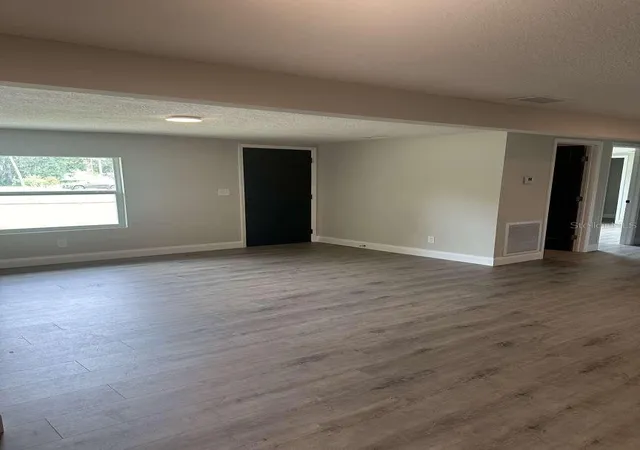 Photo 4 of Sale Pending at 3329 Lynn Dr, Lakeland, FL 33805 | MLS# TB8534922 | Listing updated on 2026-10-15
