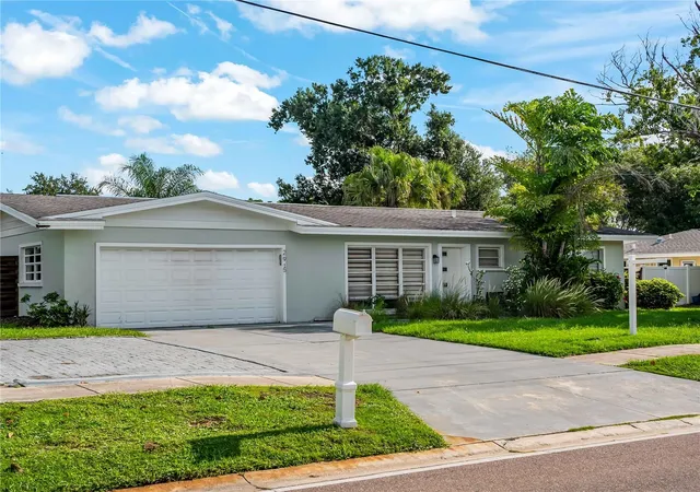 Photo 2 of Single family home for sale at 2915 Webber St, Sarasota, FL 34239 | MLS# TB8534928 | Listing updated on 2026-10-07