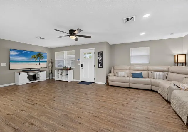 Photo 4 of Single family home for sale at 1380 Eagle Ave E, Eagle Lake, FL 33839 | MLS# B4902316 | Listing updated on 2026-10-07