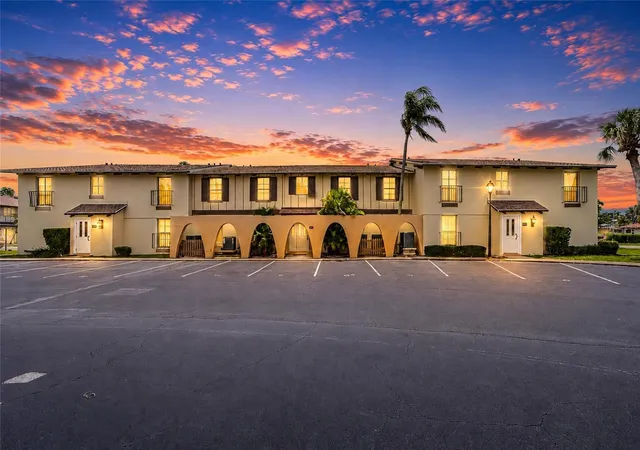 2nd image of 501 Plaza Seville Ct #2, Treasure Island, FL 33706 | MLS# TB8535171