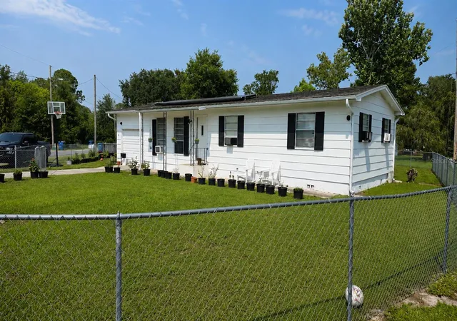 3rd image of 354 Park Dr, Deland, FL 32724 | MLS# O6430177