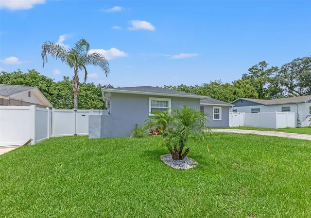 Photo 3 of Single family home for sale at 560 Robin Hl Cir, Brandon, FL 33510 | MLS# TB8535235 | Listing updated on 2026-10-22