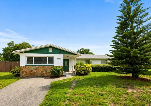 Photo 1 of Single family home for sale at 8628 Magnolia Dr, Seminole, FL 33777 | MLS# A4701888 | Listing updated on 2026-09-04