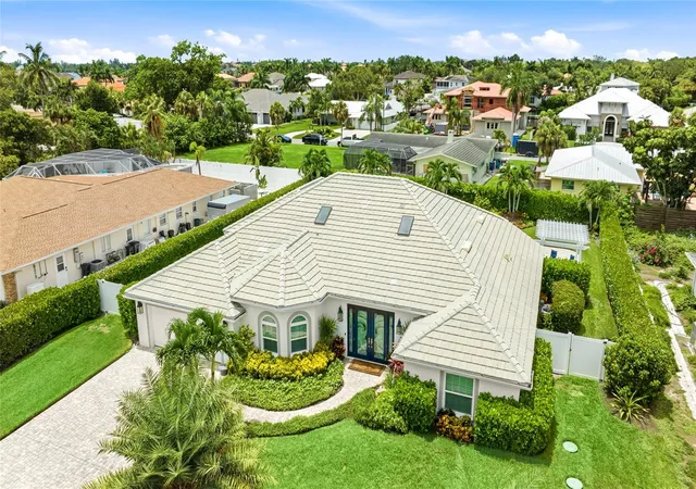 Photo 4 of Single family home for sale at 7780 Holiday Dr N, Sarasota, FL 34231 | MLS# A4701902 | Listing updated on 2026-10-29