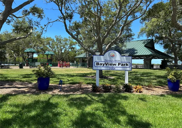 2nd image of 7011Th Pl De La Paix, ST PETERSBURG, FL 33707