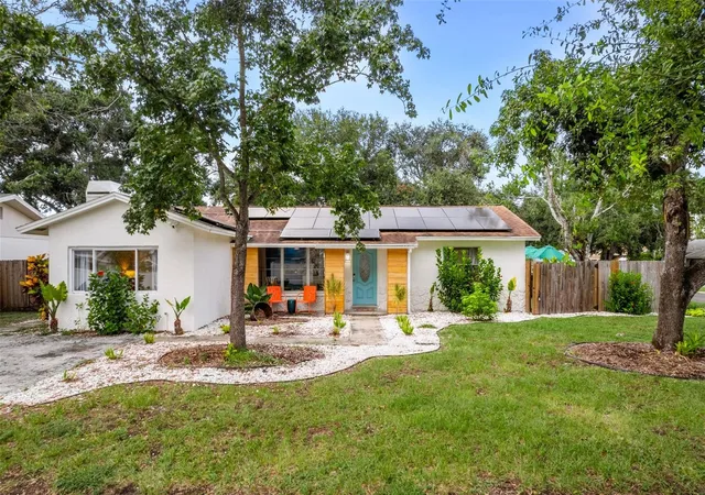 1st image of 7957 Cottonwoode Dr, Largo, FL 33773 | MLS# A4701952