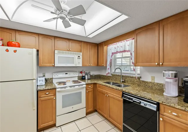 Listing Photo 3 - Condo for sale in building located at 942 Capri Isles Blvd, Venice, FL 34292 - Unit #105