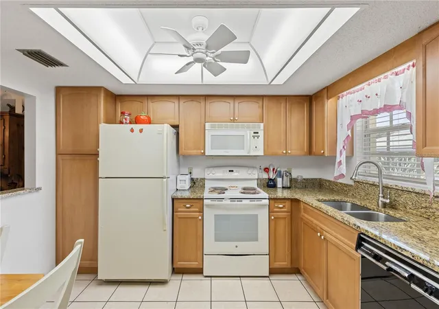 Listing Photo 4 - Condo for sale in building located at 942 Capri Isles Blvd, Venice, FL 34292 - Unit #105