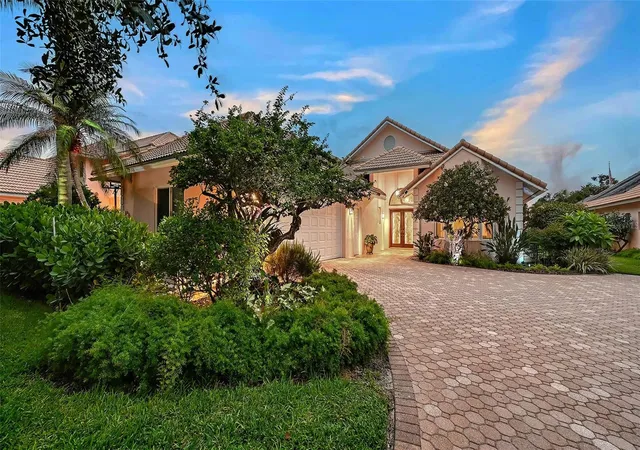 Photo 3 of Single family home for sale at 5476 Golf Pointe Dr, Sarasota, FL 34243 | MLS# A4701969 | Listing updated on 2026-09-15