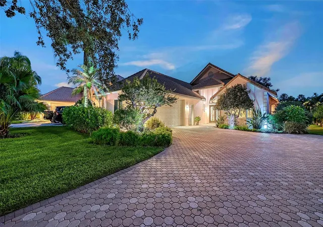 Photo 4 of Single family home for sale at 5476 Golf Pointe Dr, Sarasota, FL 34243 | MLS# A4701969 | Listing updated on 2026-09-15